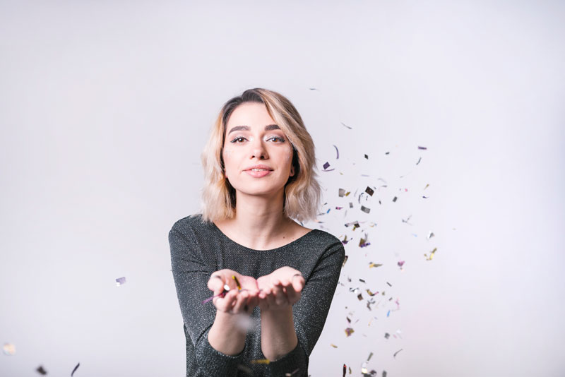 Lanterna tática iluminando um ambiente escuro